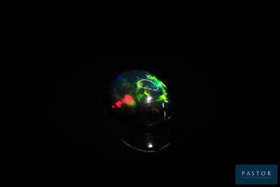 l'image d'un globe lumineux dans l'obscurité