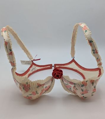 une paire de soutiens-gorge à motifs floraux rouges et blancs, ornés de nœuds