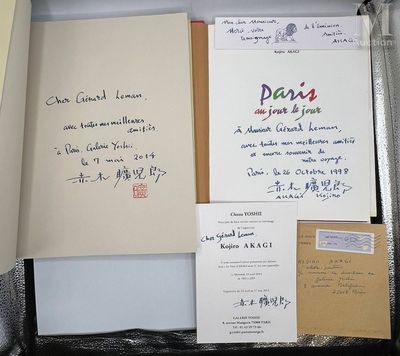 une boîte contenant tout un tas de lettres et de papiers