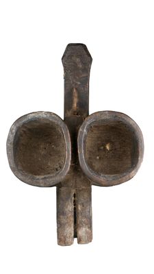 un petit objet métallique sur lequel est gravée une croix