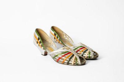 un gros plan sur une paire de chaussures pour femme posée sur une surface blanche