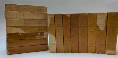 plusieurs livres sont empilés sur une surface blanche