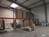 un grand entrepôt rempli de boîtes et de palettes