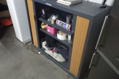 une étagère sur laquelle sont posées plein de chaussures