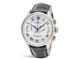 un gros plan d'une montre sur fond blanc, avec des chiffres romains