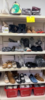 de nombreuses paires de chaussures sur les étagères du magasin
