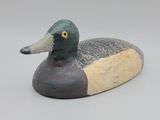 un canard posé sur une surface blanche