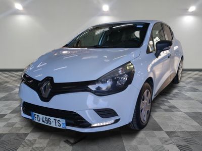la voiture blanche est garée sur un sol en damier dans le garage