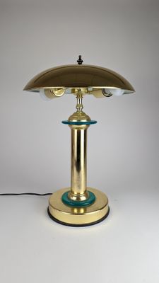 une photo d'une lampe de table en laiton avec un abat-jour en verre bleu