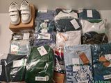 beaucoup de vêtements et de chaussures posés sur une étagère