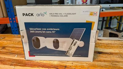 emballage d'un lot de deux enceintes à énergie solaire posé sur une table en bois