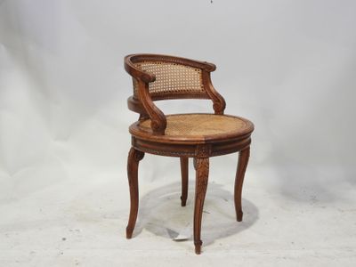 une image représentant une chaise en bois avec une assise en osier sur fond blanc