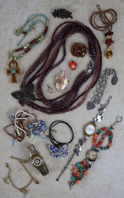 beaucoup de bijoux posés à même le sol