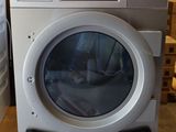 une photo d'un lave-linge et d'un sèche-linge dans une pièce