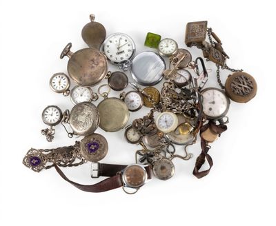 un tas de montres de toutes sortes posées sur une surface blanche