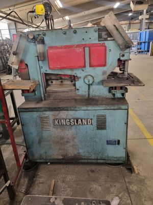 an image of a machine that is sitting in a warehouse