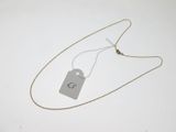 gros plan d'un collier auquel est attachée une étiquette
