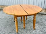 une table en bois avec deux rallonges sur le plateau