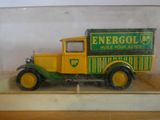 un camion jaune et vert dans une vitrine