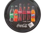 un plateau noir orné d'une image représentant des bouteilles de Coca-Cola