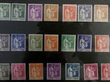 une collection de timbres de différents pays sur fond noir