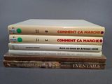 trois livres sont empilés sur une table