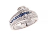 gros plan d'une bague en diamant et saphir sur fond blanc