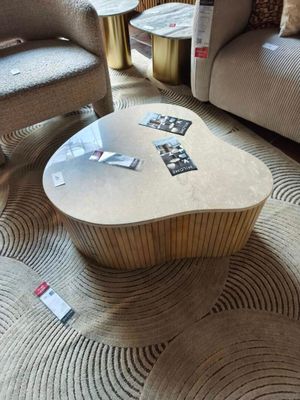 deux chaises et une table dans un salon