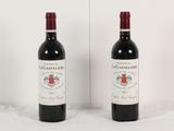 deux bouteilles de vin posées l'une à côté de l'autre sur une table