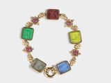 un gros plan d'un bracelet orné de pierres multicolores