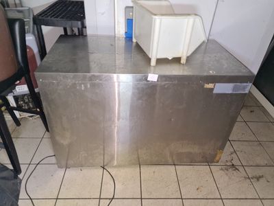 un micro-ondes posé sur un comptoir dans une cuisine