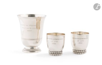 trois coupes en argent et une coupe en argent sur fond blanc