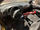 un tableau de bord de voiture avec un volant et un siège à l'intérieur