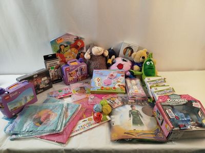 une table sur laquelle sont posés de nombreux jouets et livres
