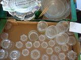 une boîte remplie de gobelets en plastique vides posée sur une table