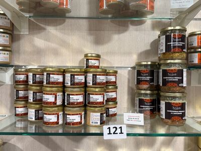 de nombreux bocaux de conserve sur les rayons du magasin