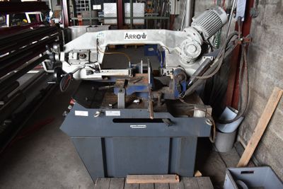 une machine qui se trouve à l'intérieur d'un bâtiment