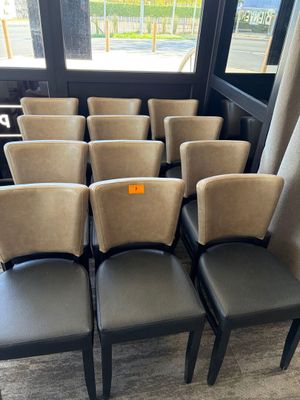 six chaises alignées devant une fenêtre