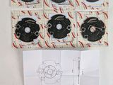 une photo d'une photo d'une horloge réalisée à partir d'une feuille de papier