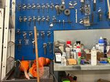 Il y a de nombreux outils accrochés au mur dans ce garage.