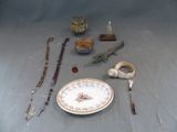 un grand nombre d'objets posés sur une table