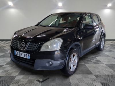 une photo d'un Nissan RAV noir garé dans un garage