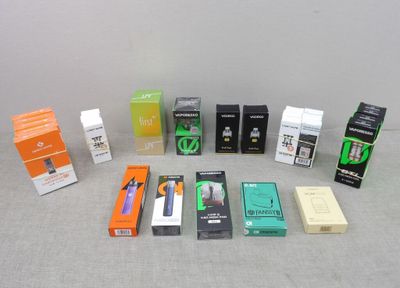 de nombreux types de cigarettes différents et des cigarettes dans la boîte