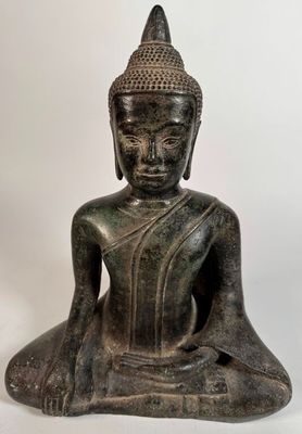 statue d'un Bouddha assis sur fond blanc