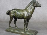 statue en bronze représentant un cheval debout sur un socle, sur fond gris
