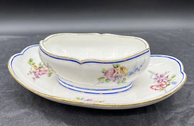 une tasse et une soucoupe posées sur une assiette, sur une table