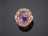 une bague en améthorate et diamants