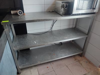 un micro-ondes et un grille-pain posés sur une étagère dans une cuisine