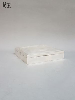 une pile de livres blancs posée sur une surface blanche