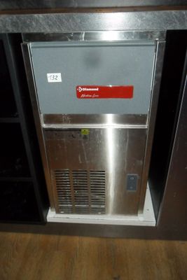 une photo d'une machine à glaçons en acier inoxydable dans une cuisine